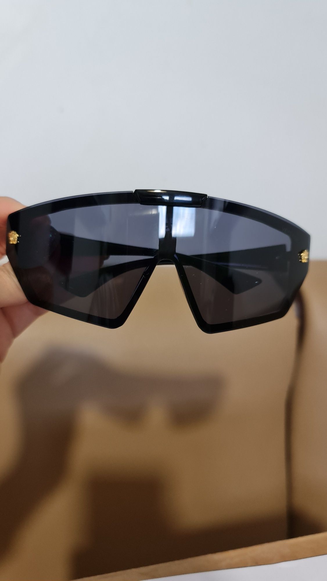 Ochelari de soare v ersace