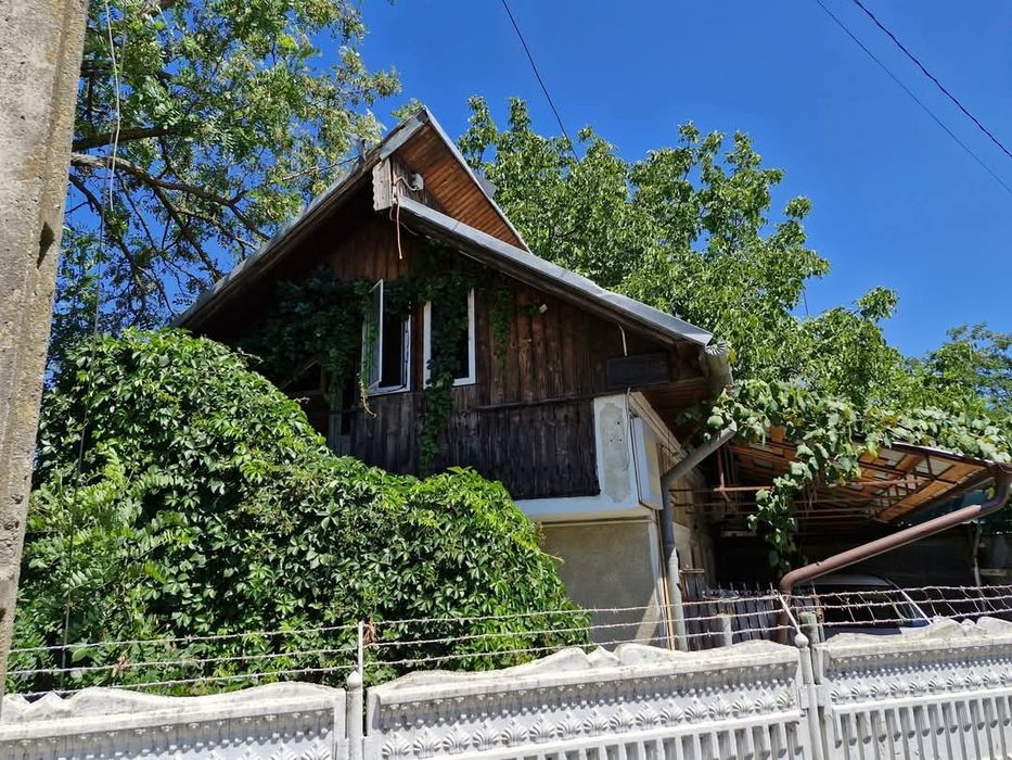 Vând casa cu anexe si teren de 870 mp