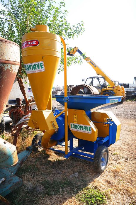 Moara cu ciocanele la tractor, cu spargator, ciclon, mai multe site