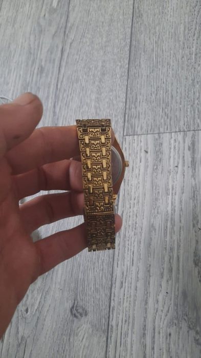 Часы золотистый стрелочный