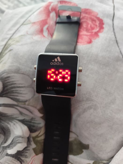 Електронен часовник адидас