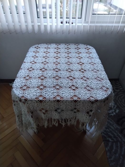 Продавам покривка плетена на една кука 160 х130 см