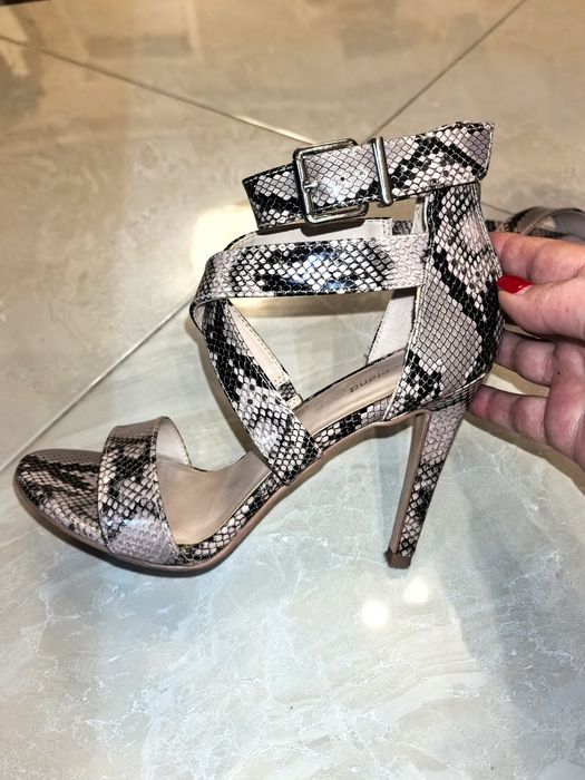 Змийски бежови сандали на ток