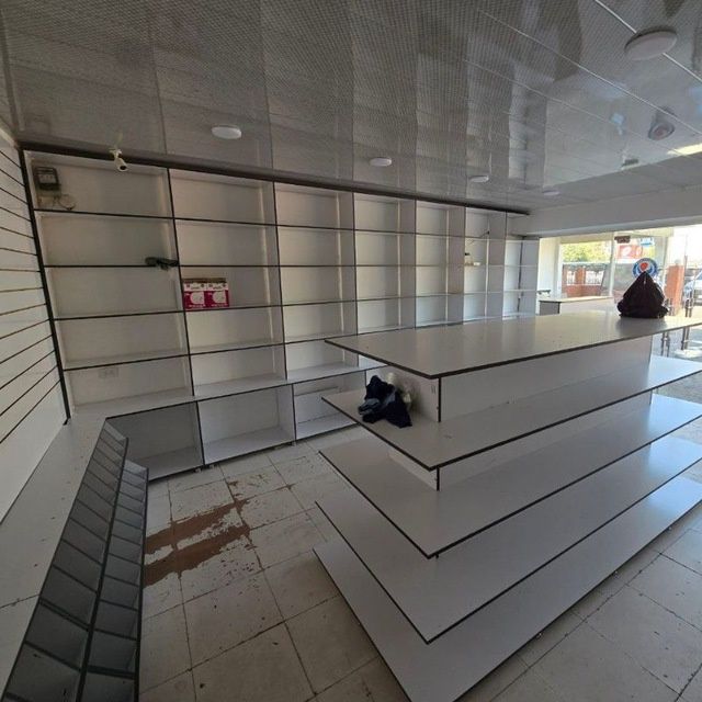 Doʻkon larga poʻlka stelajlar