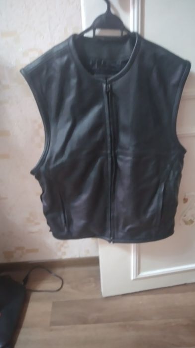 Продаю кожаную жилетку сделанную в Пакистане очень плотная кожа