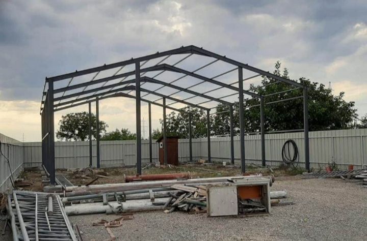 Vând hală metalică 10 m lățime 25 lungime tot cu montaj de pe stoc