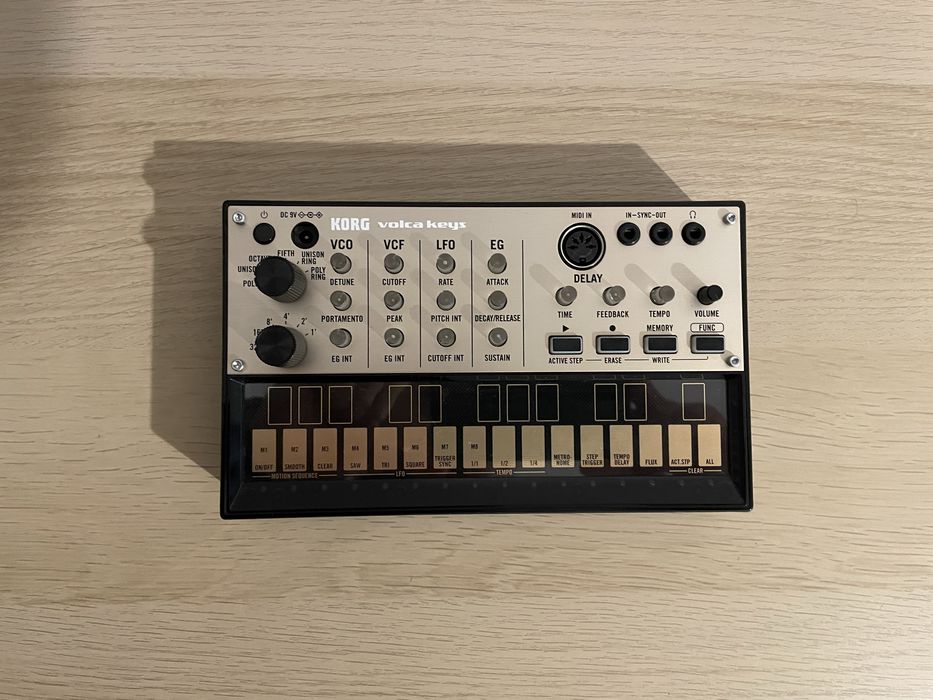 Korg Volca Keys аналогов синтезатор + захранване – отлично състояние