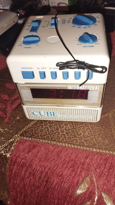 Aparat radio ceas, electric 220V ; Hong Kong