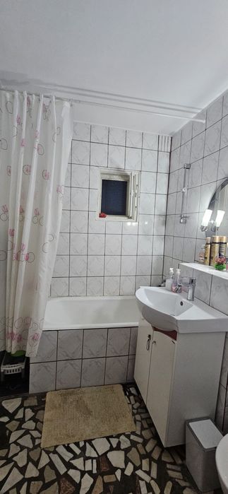 Apartament cu 2 camere mobilat.