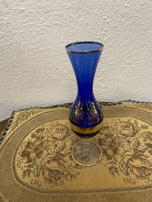 Италианска ваза изрисувана със златни бои