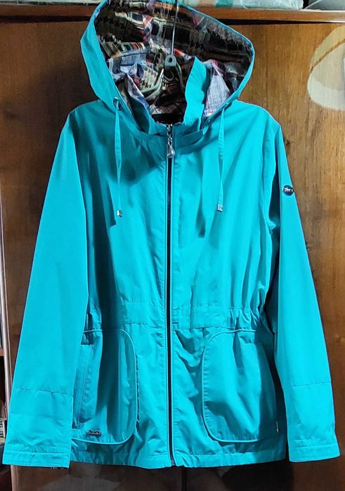 Продаётся ветровка женская