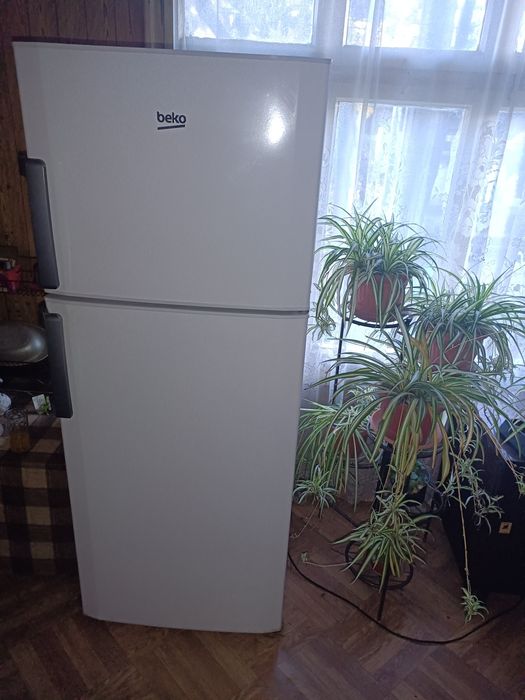 Хладилник BEKO с горна камера.Закупен е 2020 год.Работил е 2,5 години.