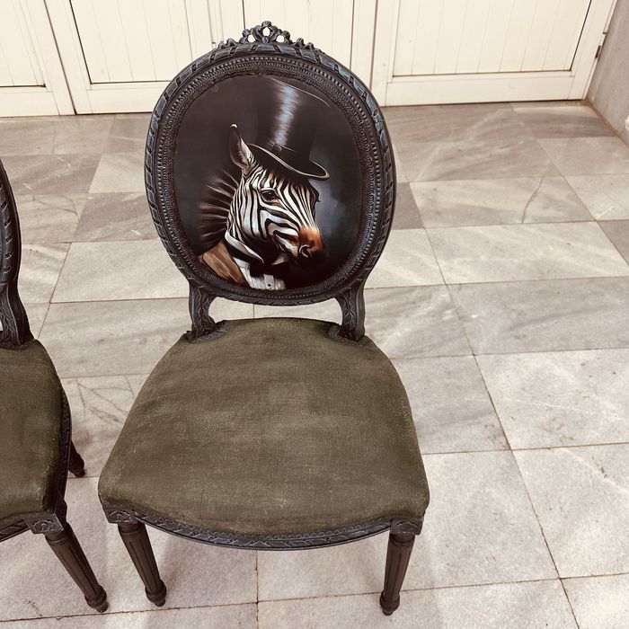 Уникални столове в стил Louis XVI с артистична тапицерия