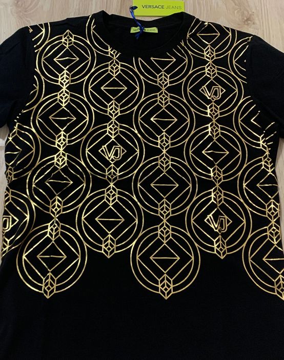 Нова мъжка тениска с етикет Versace jeans налични в черно и в бяло