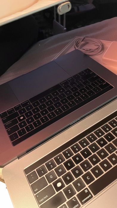 MacBook Pro 15,6” 2019 – i7 6-core, 16GB RAM - 256 GB -stare bună