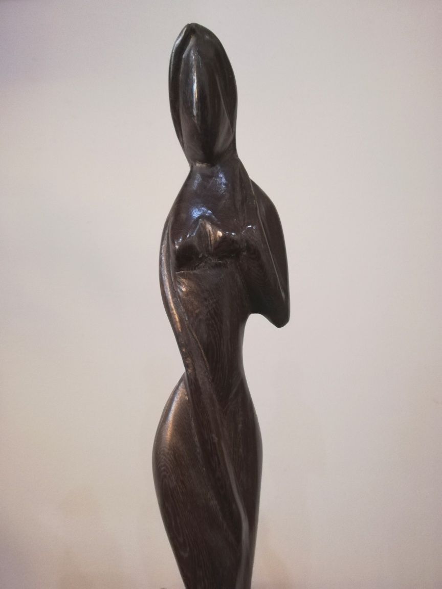 Много елегантна, фина и красива статуетка на жена. Дърво.