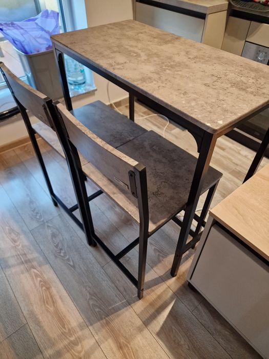 Vând masa înaltă cu 2 scaune