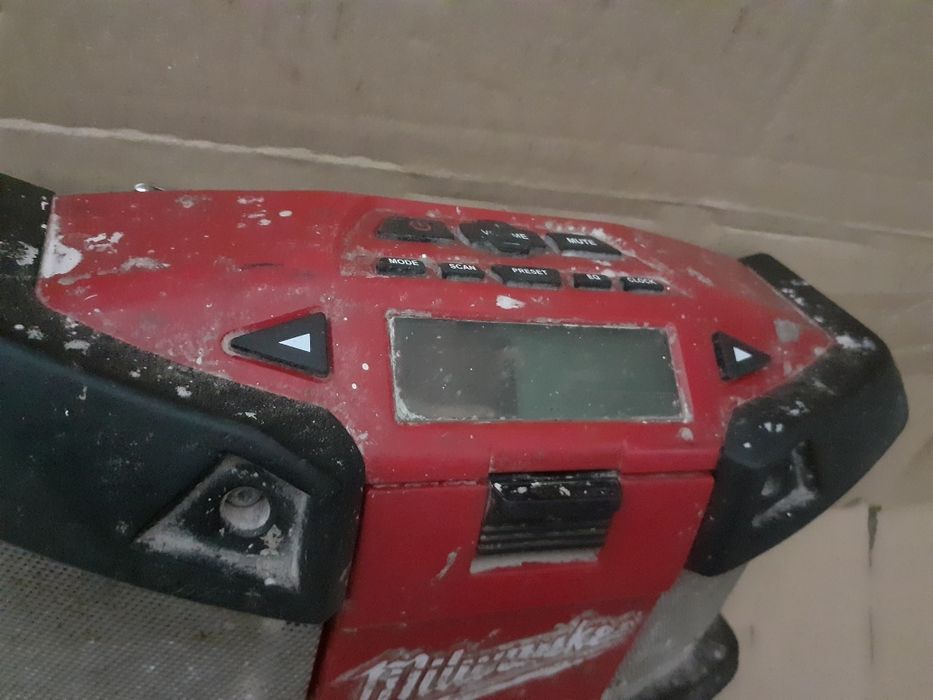 Radio Șantier Milwaukee C12 JSR Doar Corp cu Mic Defect