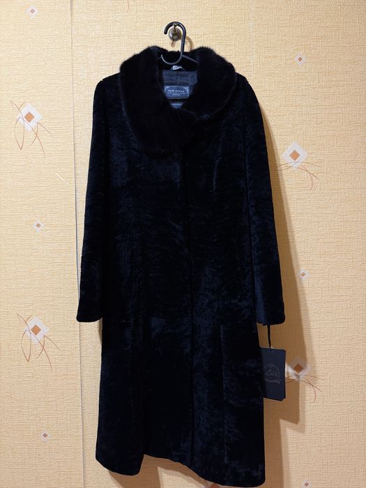 Продам абсолютно новую мутоновую шубу с норковым воротником!