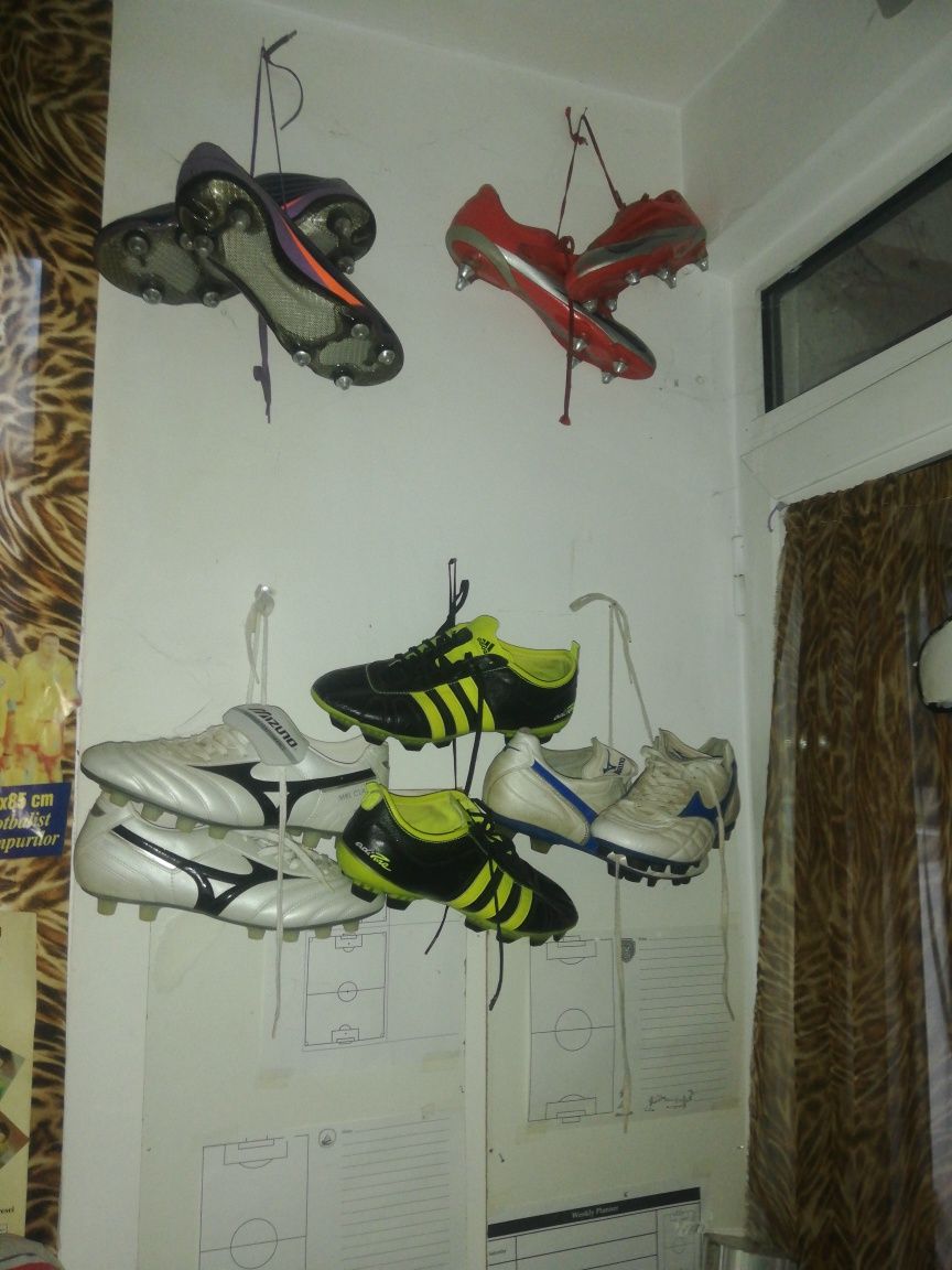 Ghete cu crampoane turnate, de fotbal. Adidas AdiPure