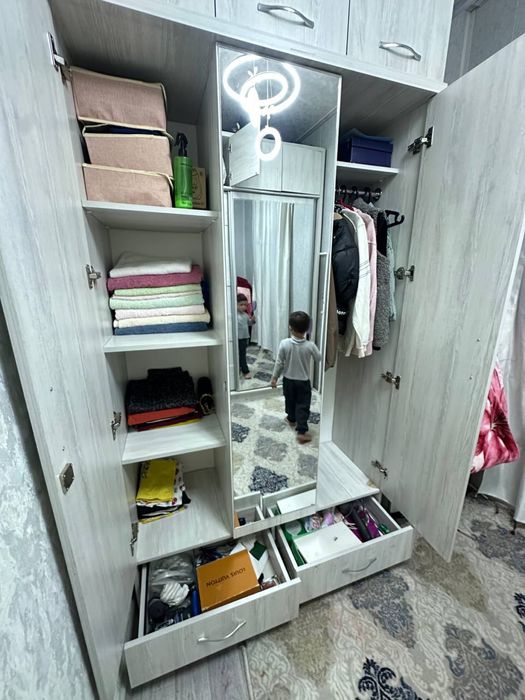 Шкаф сотилади почти йенги