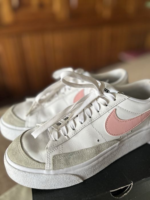 Бели маратонки Nike