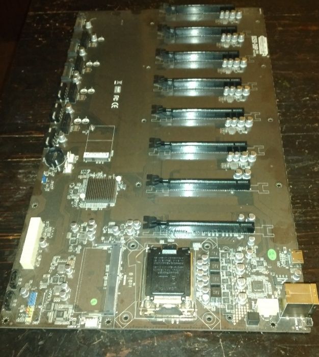 Placa de baza cu 8 + 4 sloturi