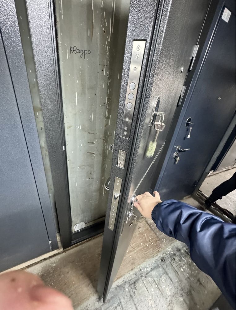 Входные двери со склада железные россия