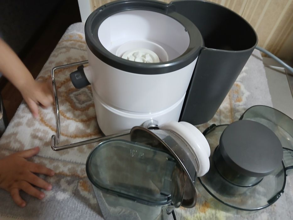 Соковыжималка artel белая