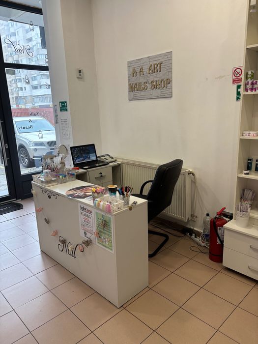 Vând Mobilier magazin