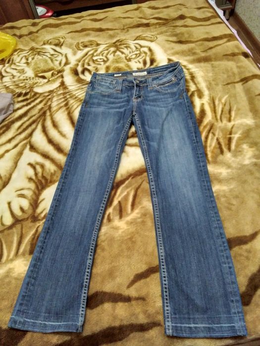Джинсы женские, синие 29 размер цена 4000 тенге. В хорошем состоянии.