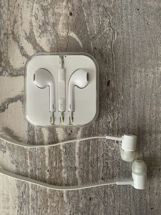 Продам два наушника