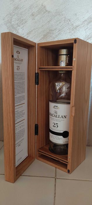 Празни бутилки от уиски в оригиналните им кутии