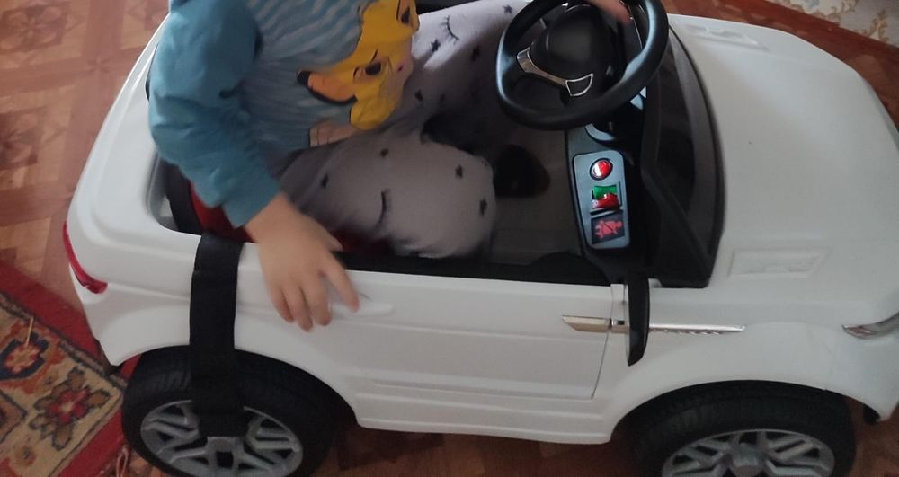 Продам машинку детскую