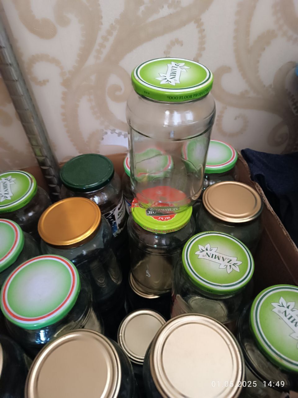 Продаются стеклянные литровые банки с крышками.