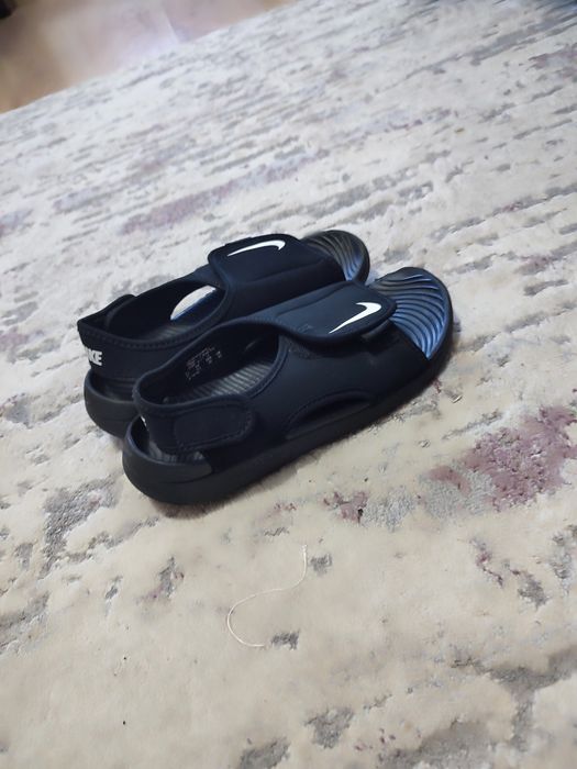 Vând sandale Nike