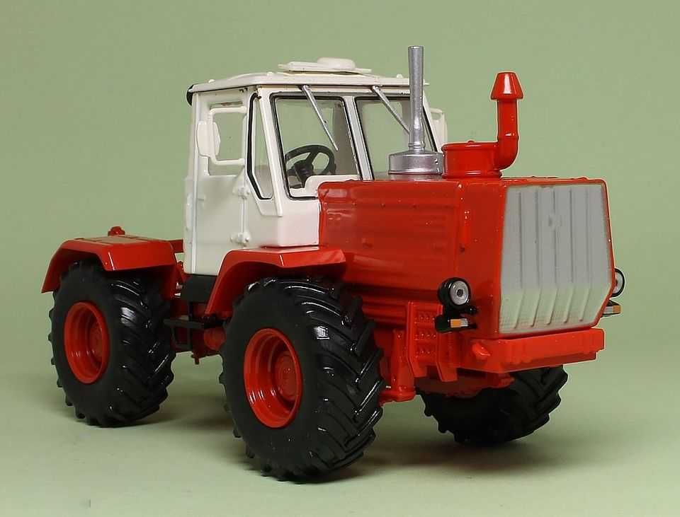 Модели на руски трактори в мащаб 1:43, от 75 лв. до 145 лв.