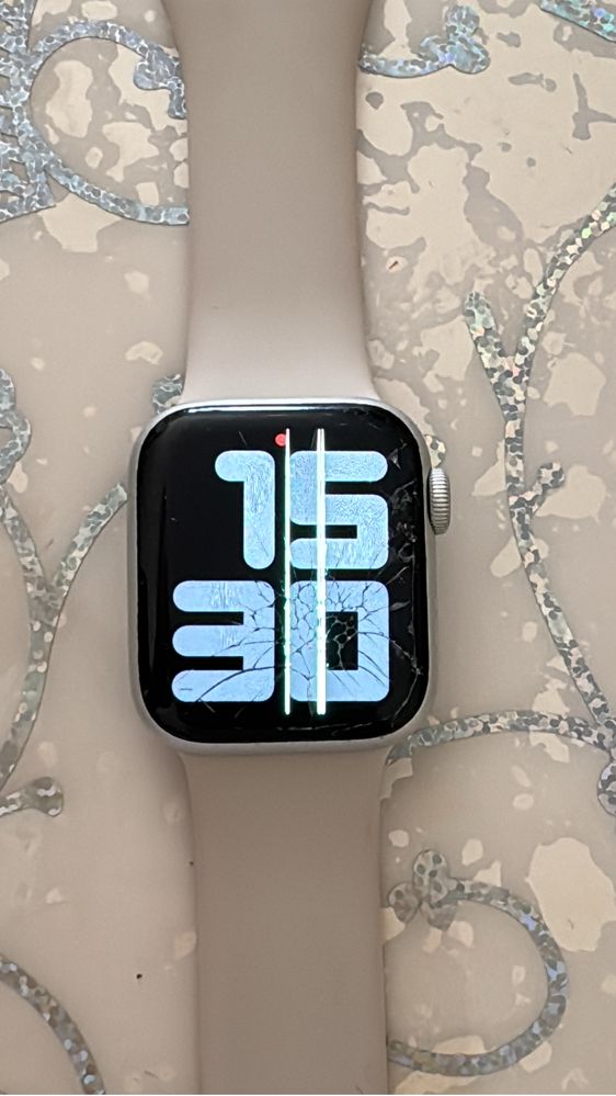Apple Watch Series 4 (40 мм), рабочие, но разбит экран
