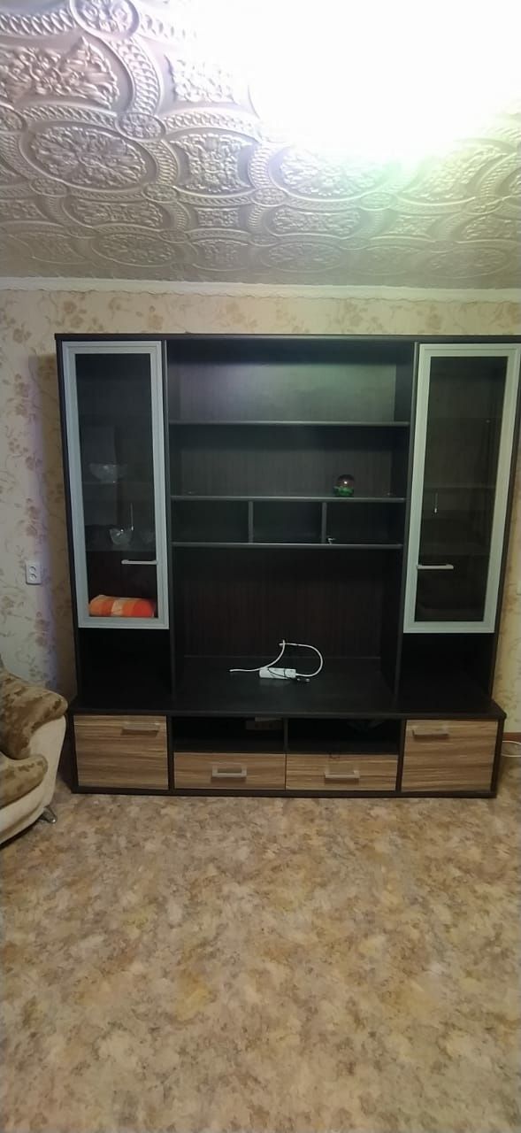 Продам стенку и столик в гостиную