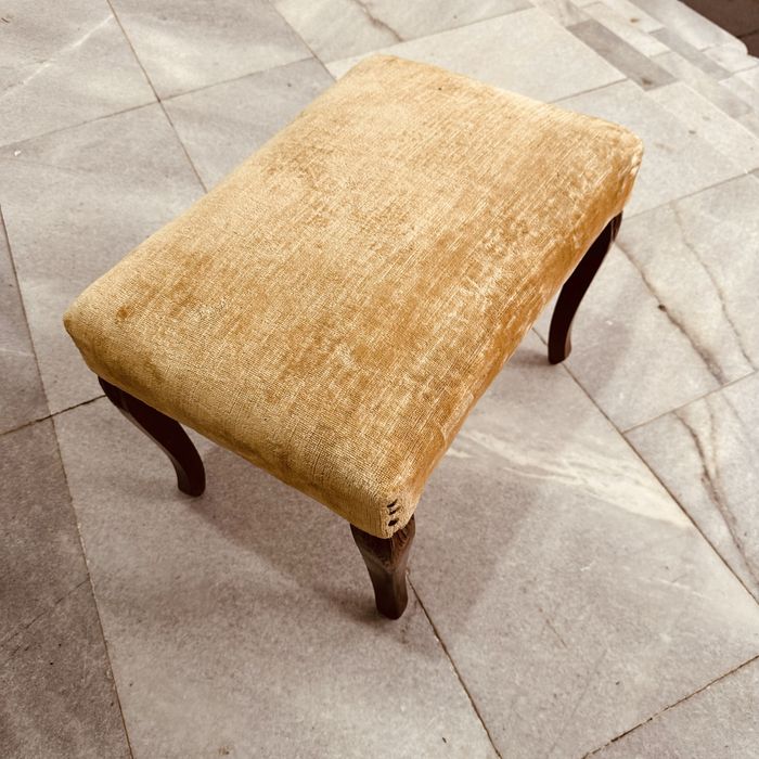 Винтидж италианска табуретка / пуф – масивно дърво