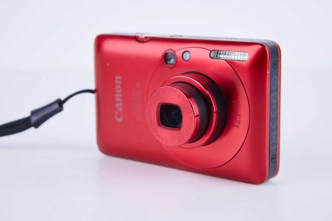 Canon Digital IXUS 100 is rosu aparat foto instagram adolescenti