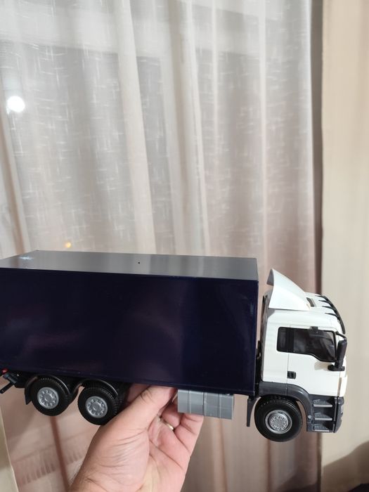 Vând macheta camion