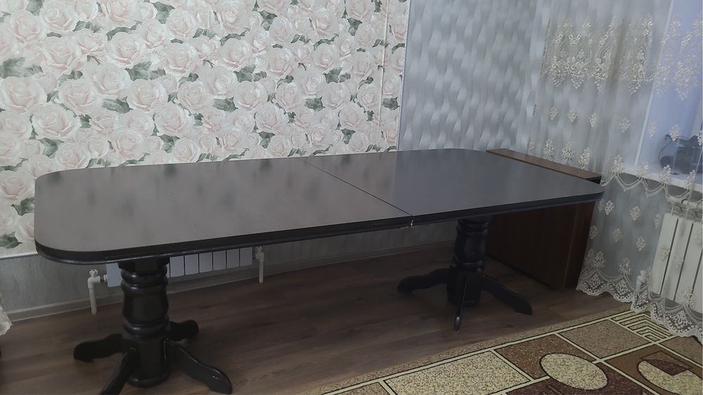 Продам стол доя гостиной 3м