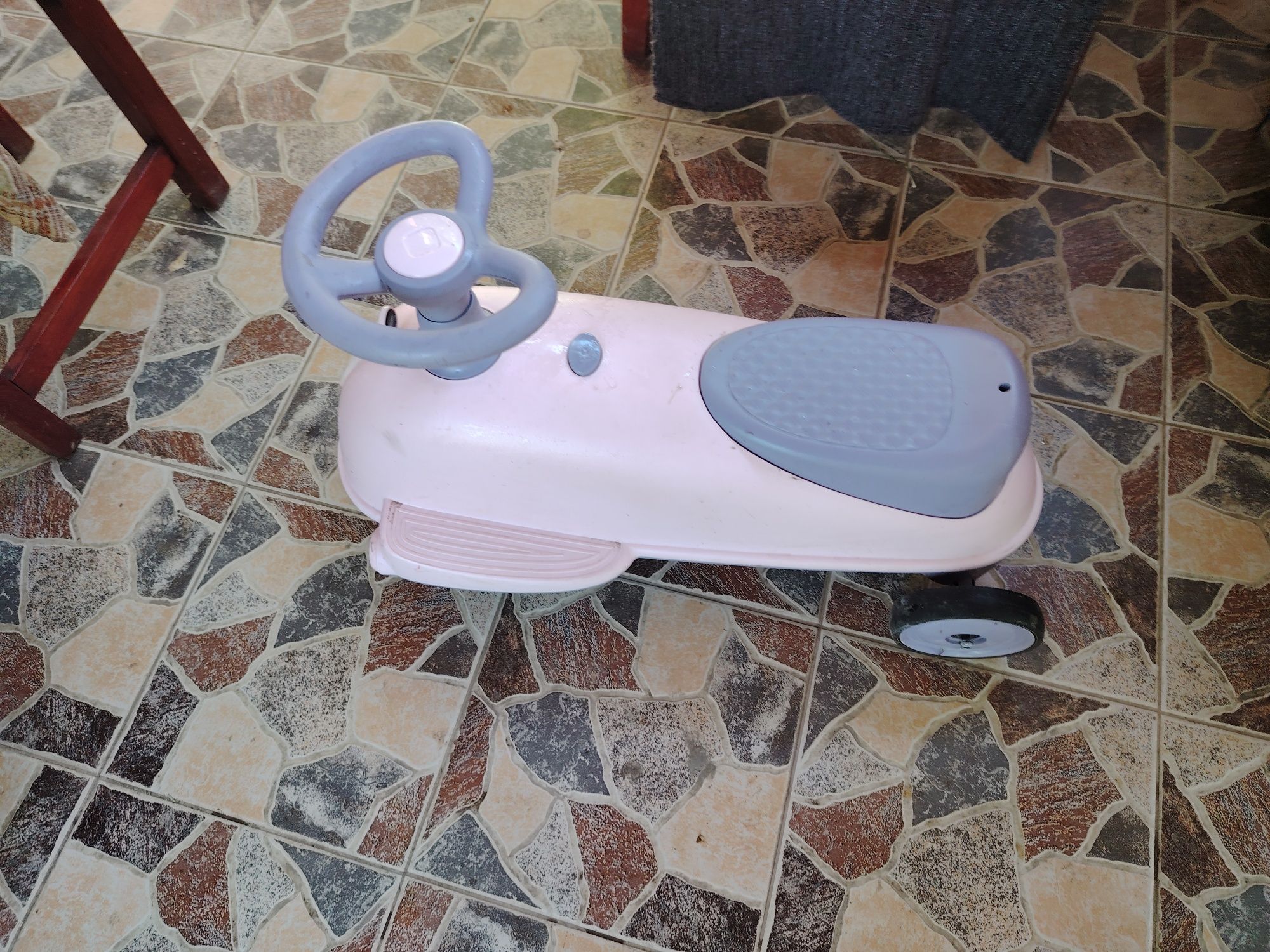 Vând mașinuța roz pentru fete