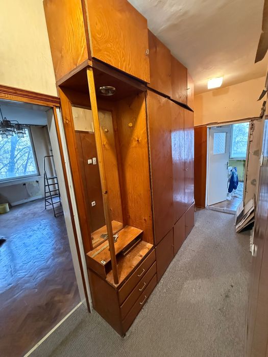 Двукрилен гардероб с надстройка