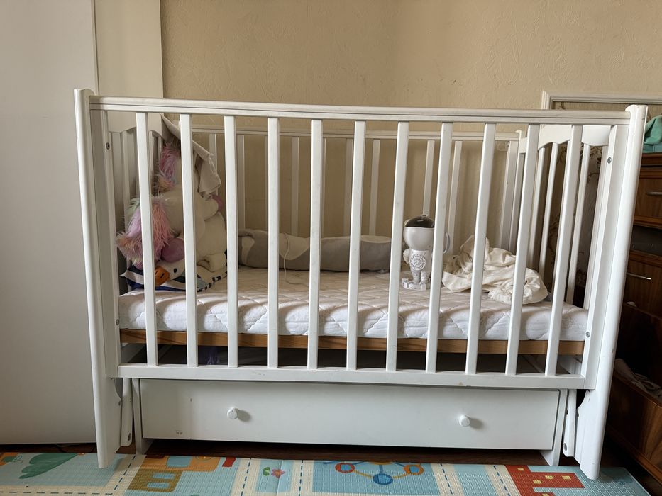 Детская кровать с маятником и полкой