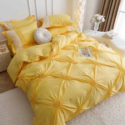 Lenjerie de pat  cu broderie și pliuri în forma de inimioară