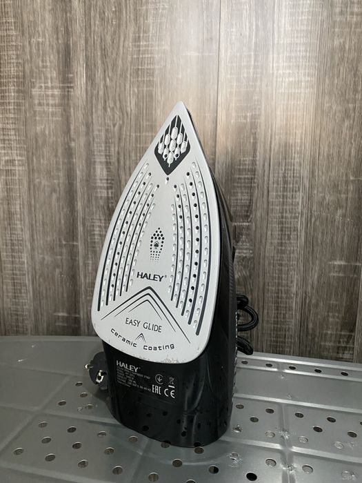 Утюг Haley. Классический с режимом опрыскивания