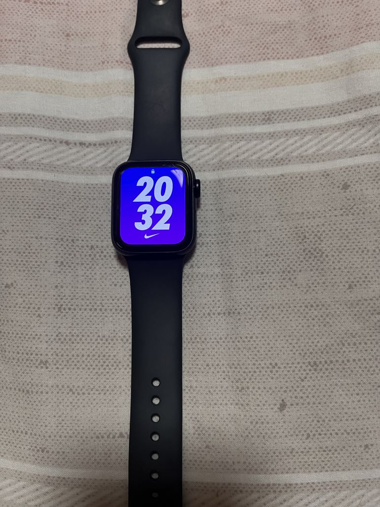 Apple watch SE.
