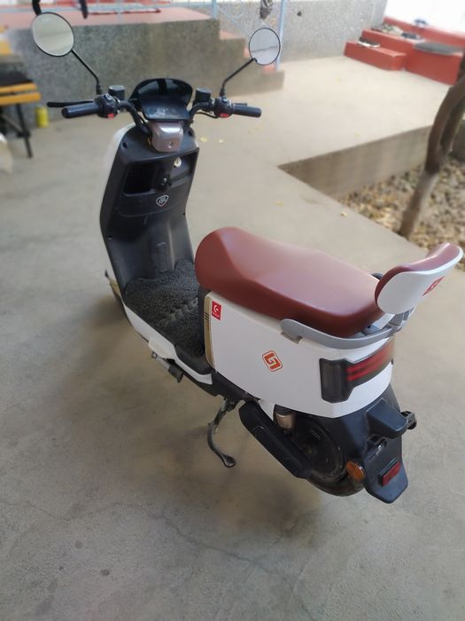 Skuter E8 sotuvda